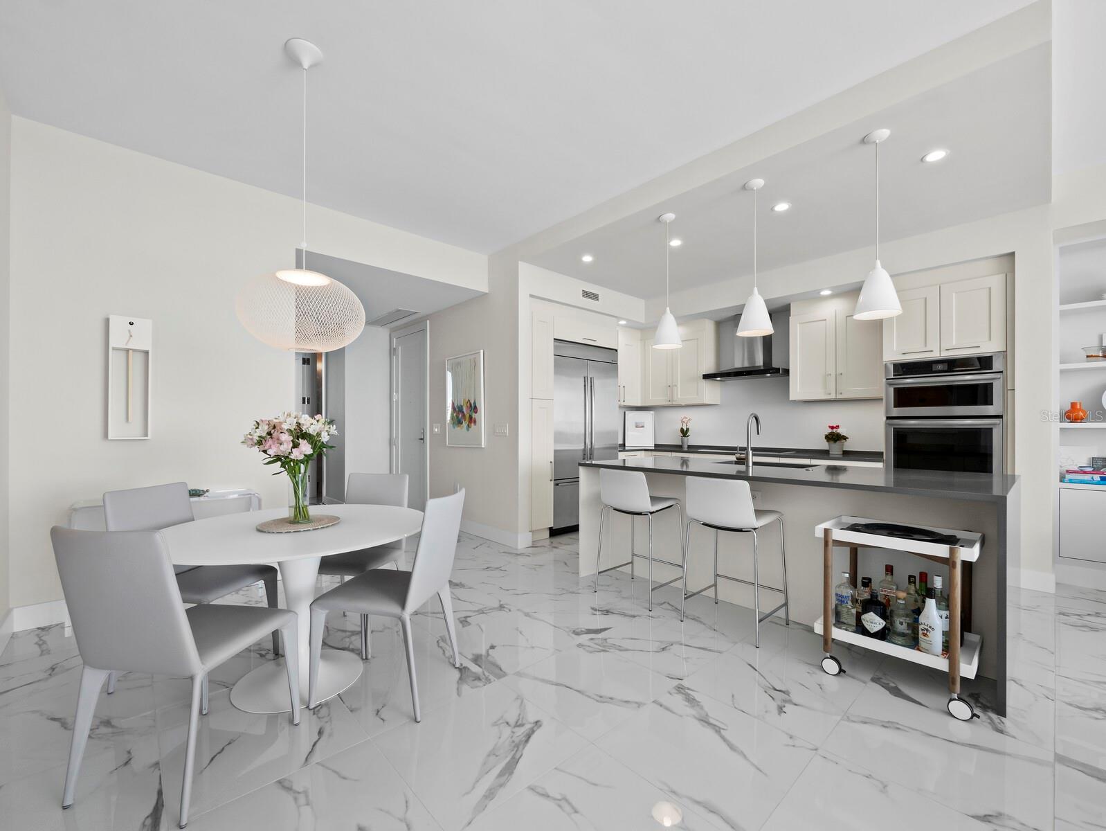 Listing photo id 4 for 1155 Gulfstream Avenue 906