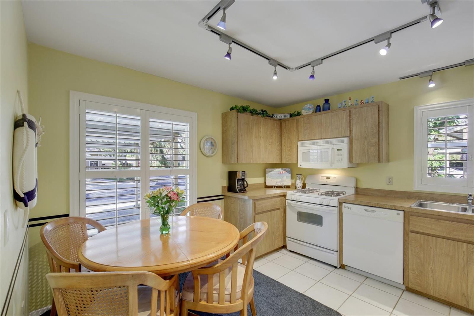 Image 11 of 22 For 4962 Village Gardens Drive 141