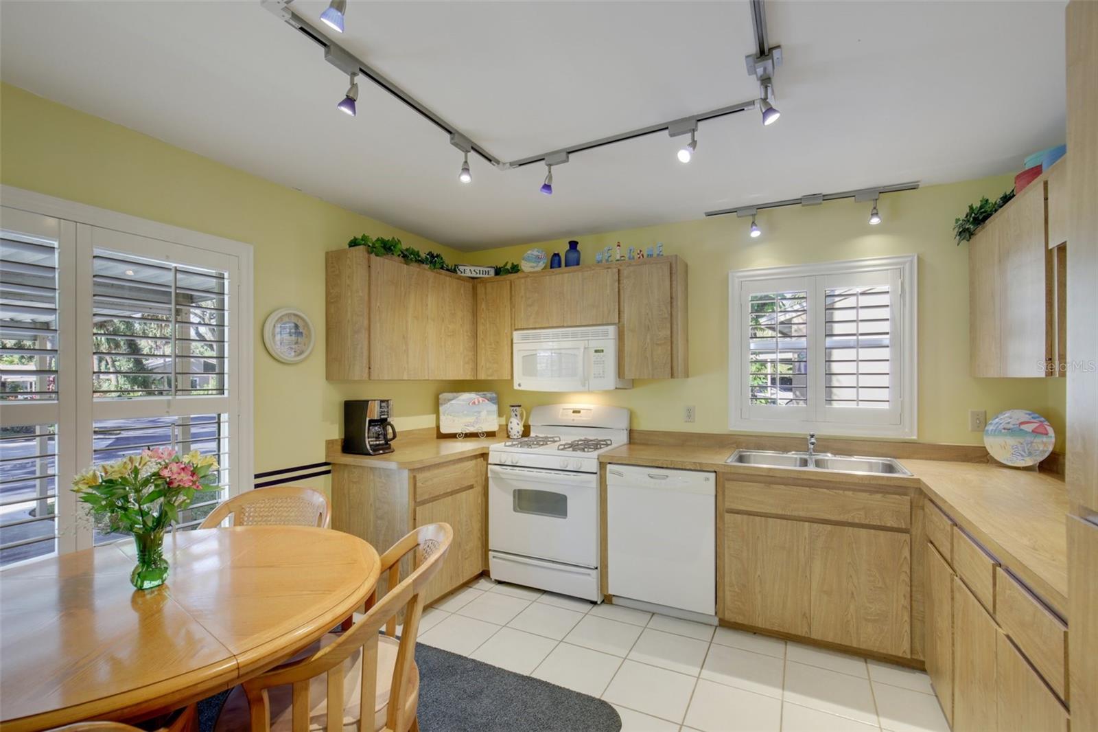 Image 9 of 22 For 4962 Village Gardens Drive 141