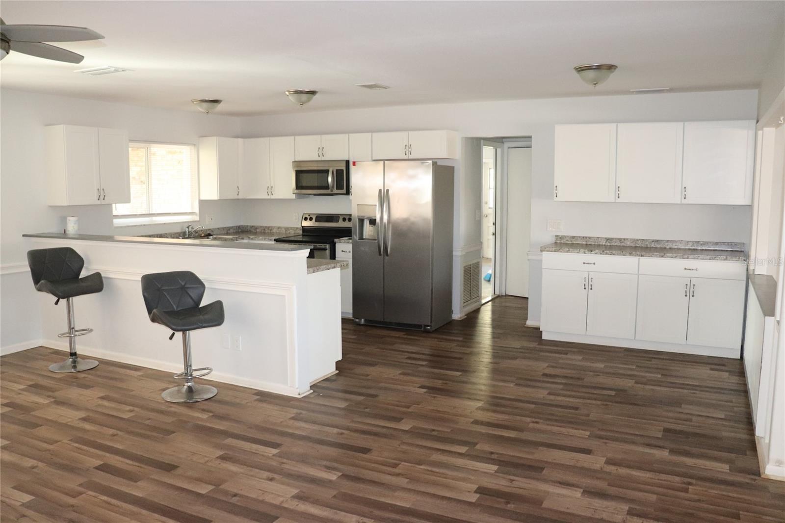 Image 11 of 29 For 401 Pine Avenue