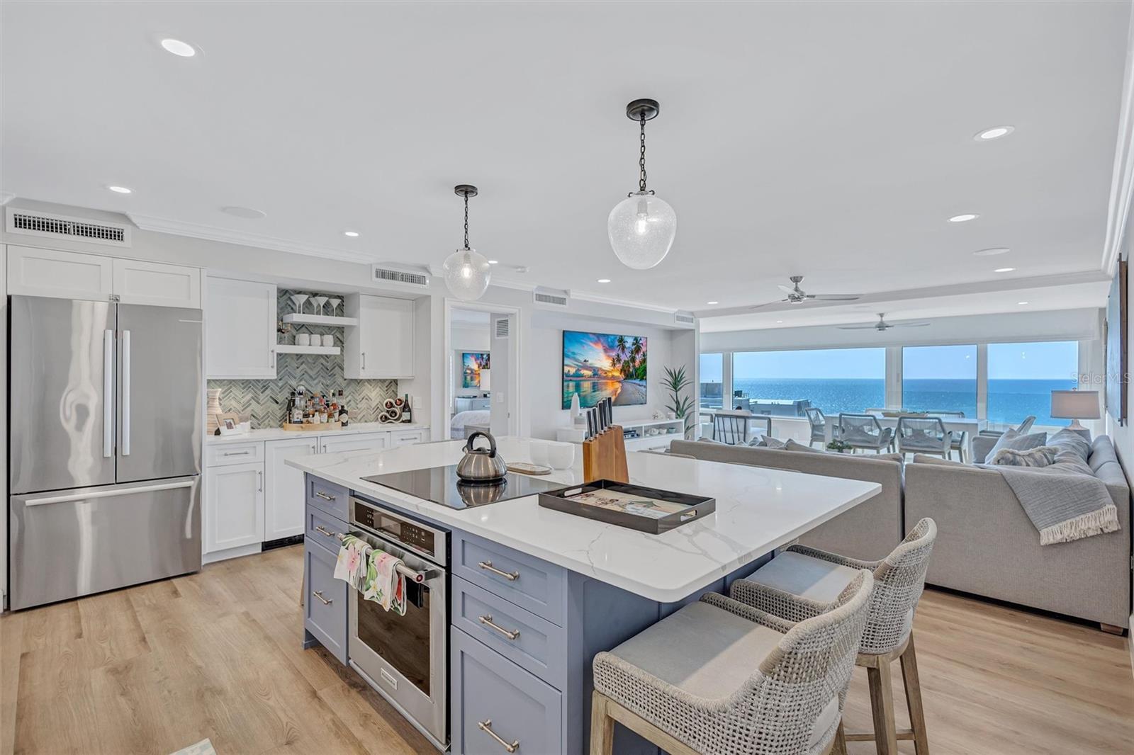 Image 10 of 79 For 6140 Midnight Pass Road 401