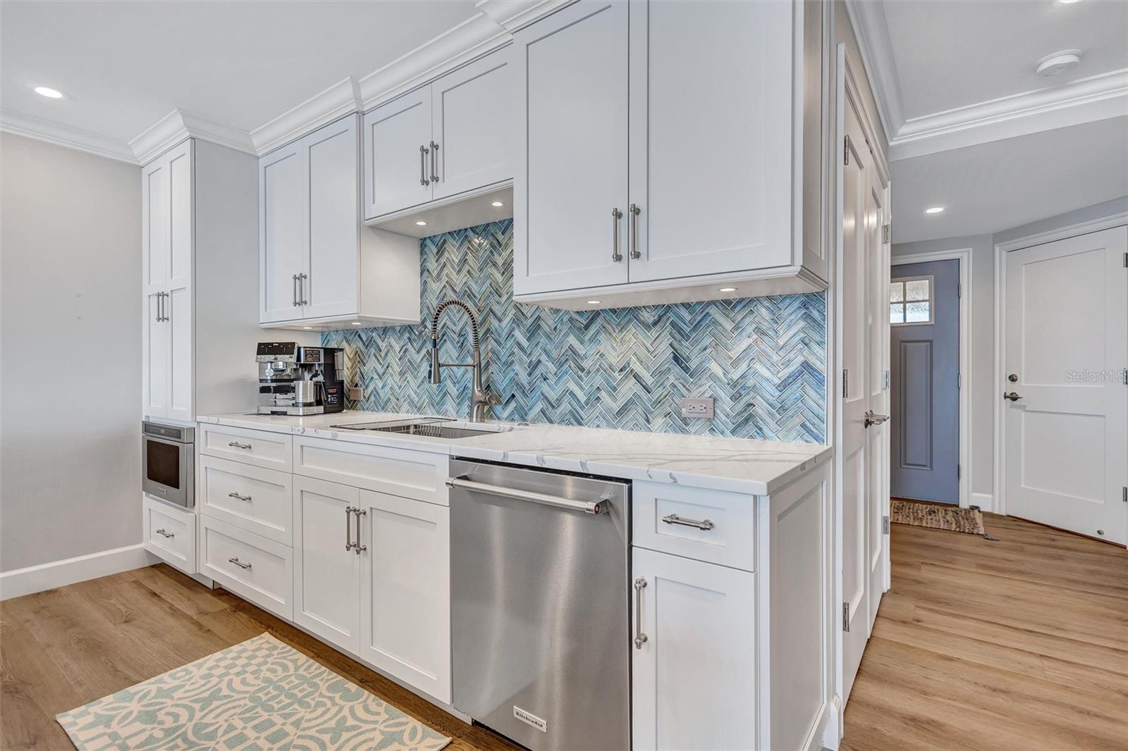 Image 12 of 79 For 6140 Midnight Pass Road 401