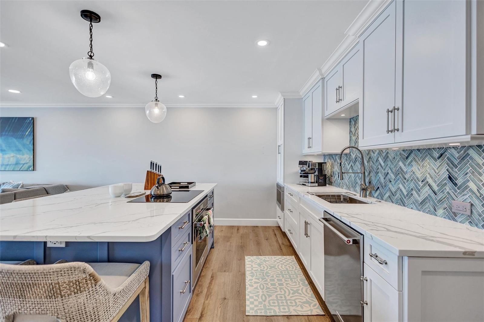 Image 13 of 79 For 6140 Midnight Pass Road 401