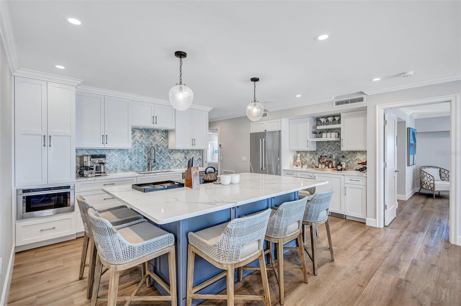 Image 15 of 79 For 6140 Midnight Pass Road 401