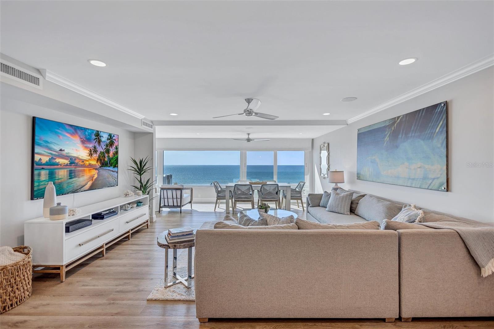 Image 18 of 79 For 6140 Midnight Pass Road 401