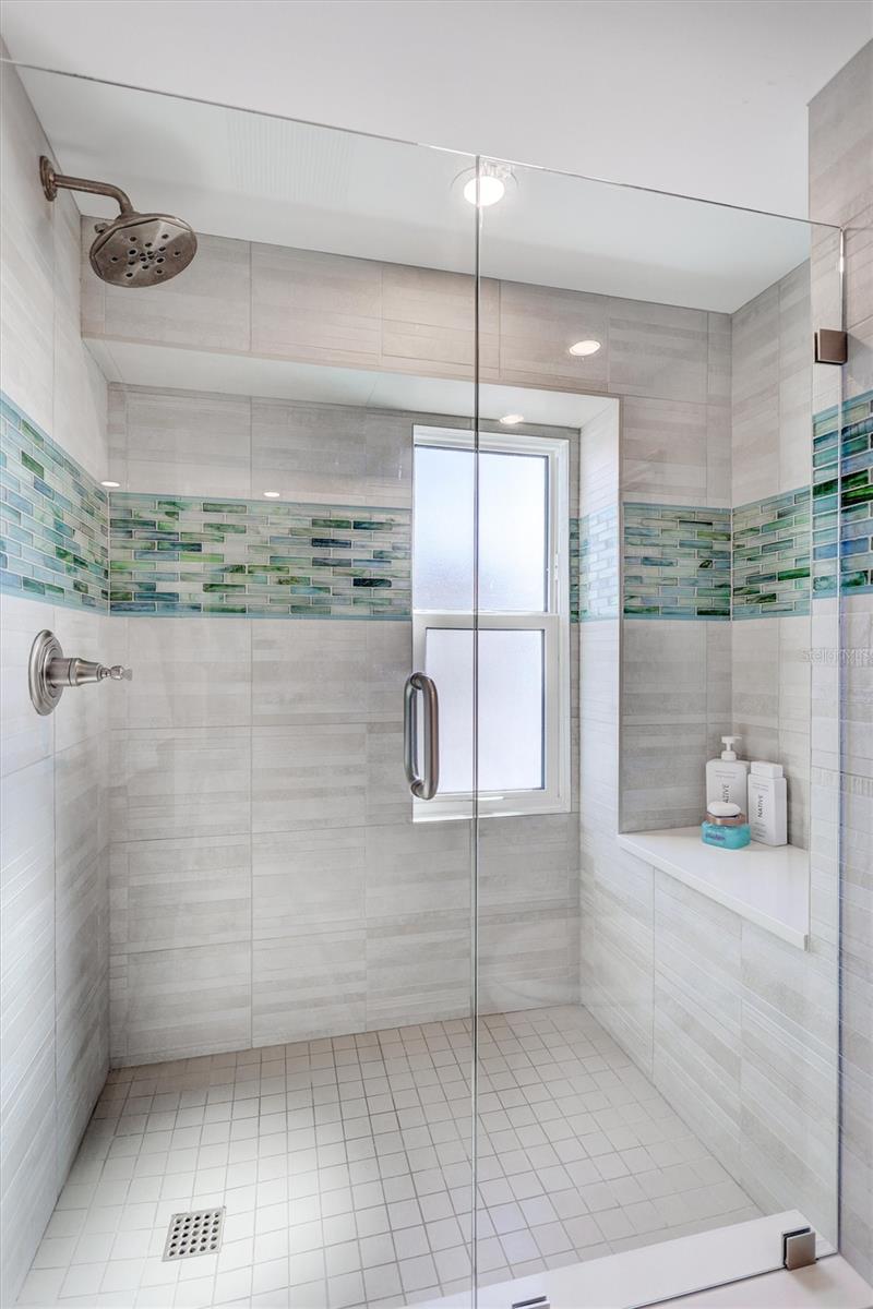 Image 20 of 79 For 6140 Midnight Pass Road 401