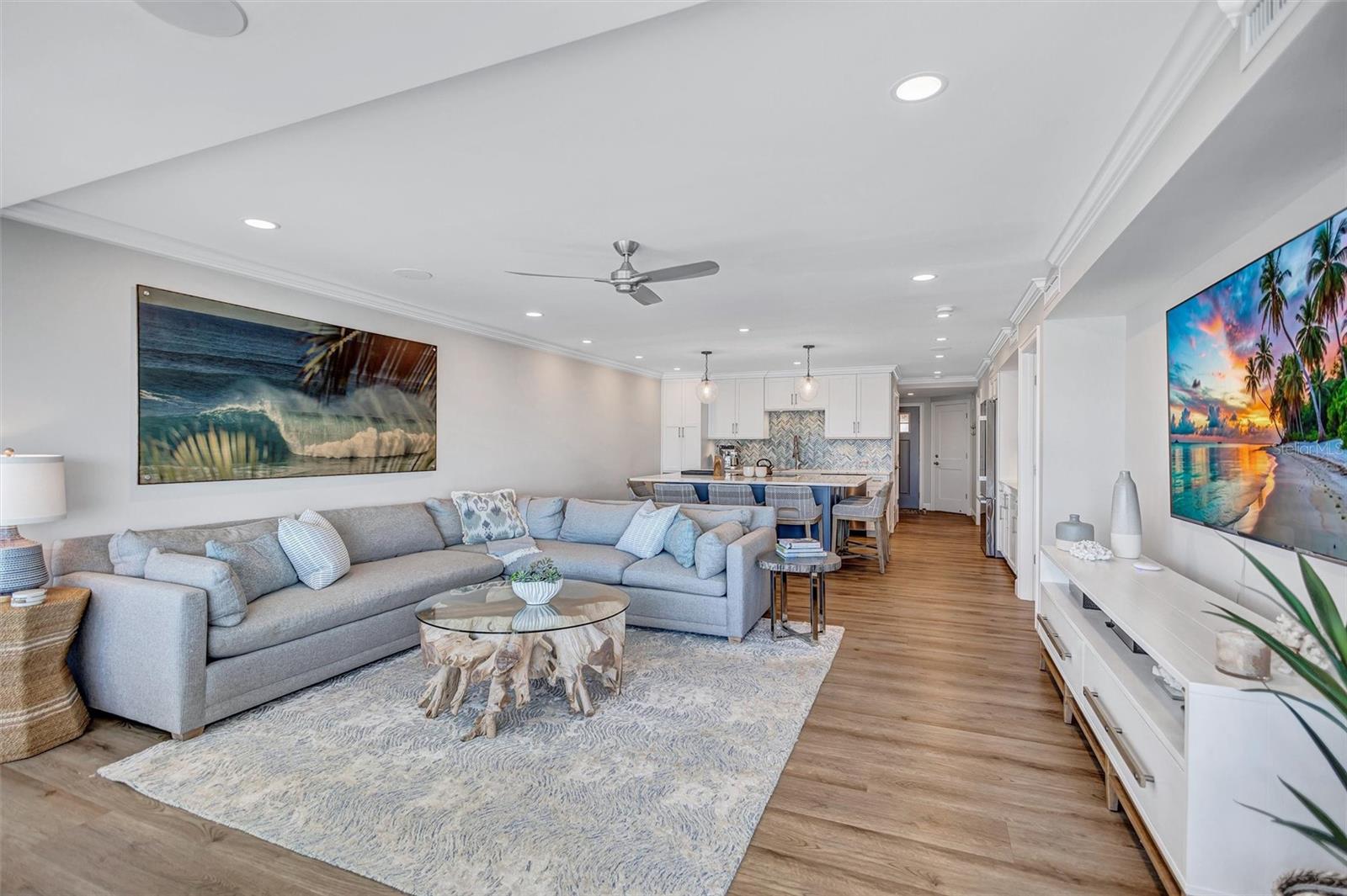 Image 21 of 79 For 6140 Midnight Pass Road 401