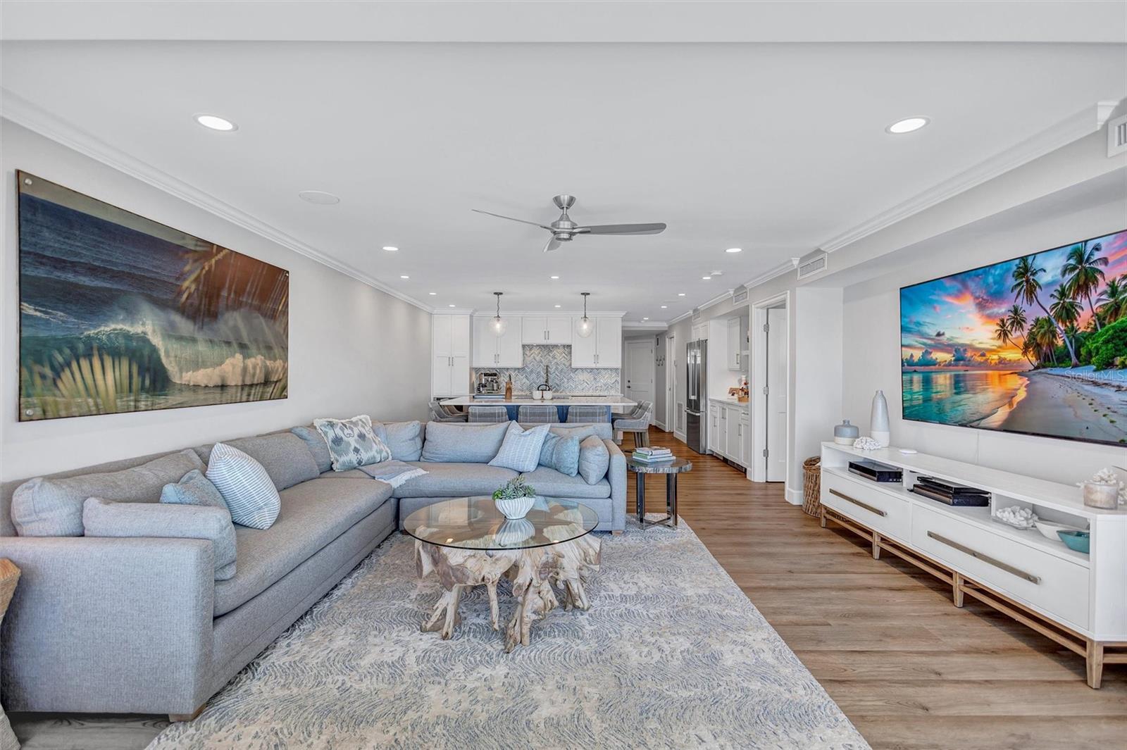 Image 22 of 79 For 6140 Midnight Pass Road 401