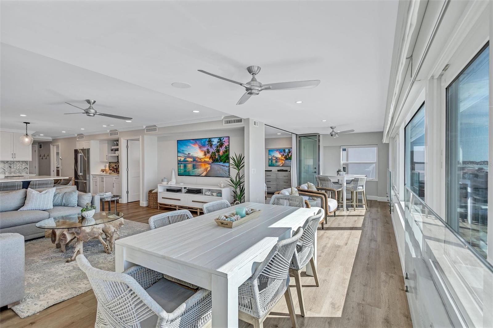 Image 24 of 79 For 6140 Midnight Pass Road 401