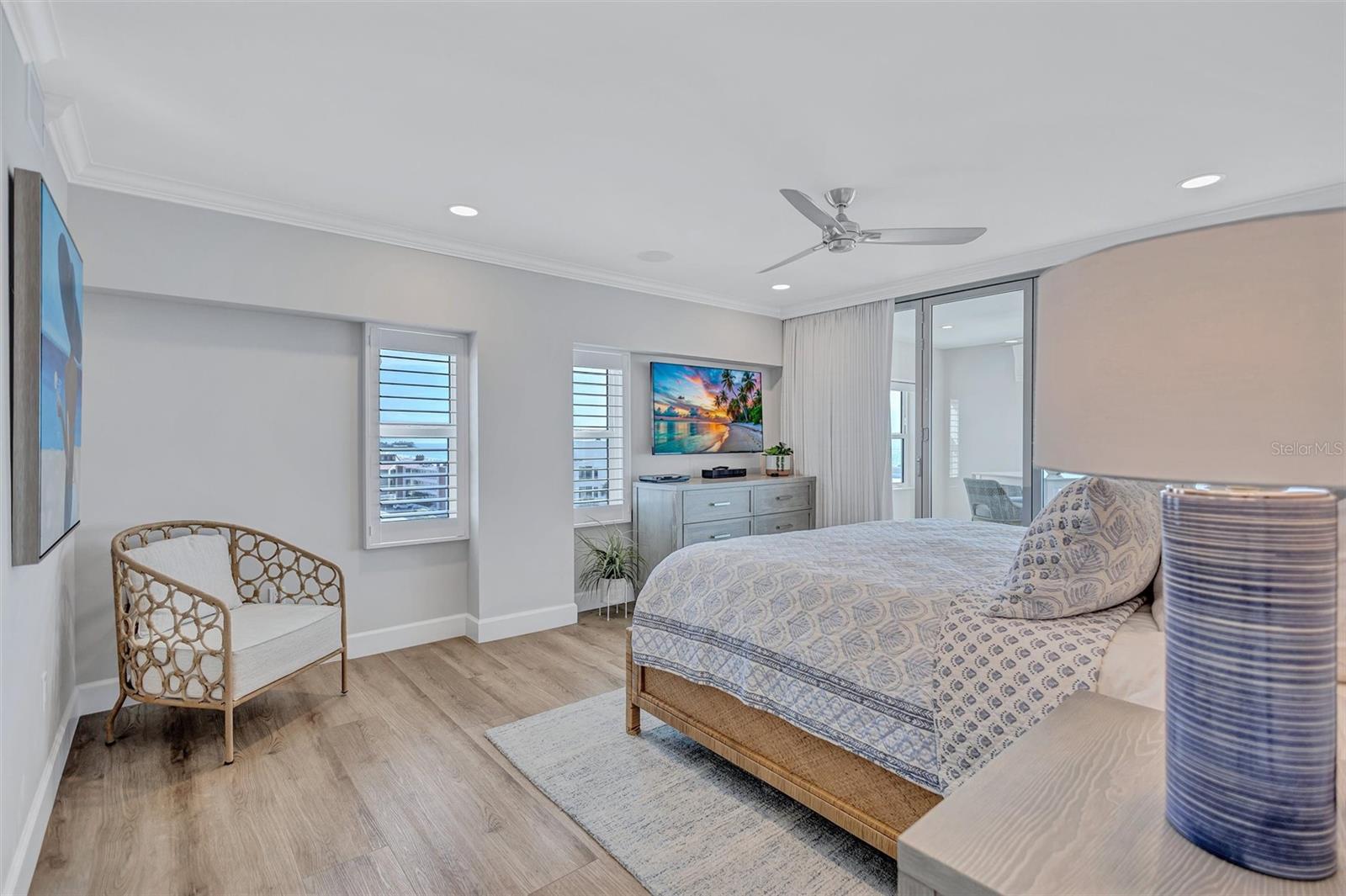 Image 31 of 79 For 6140 Midnight Pass Road 401