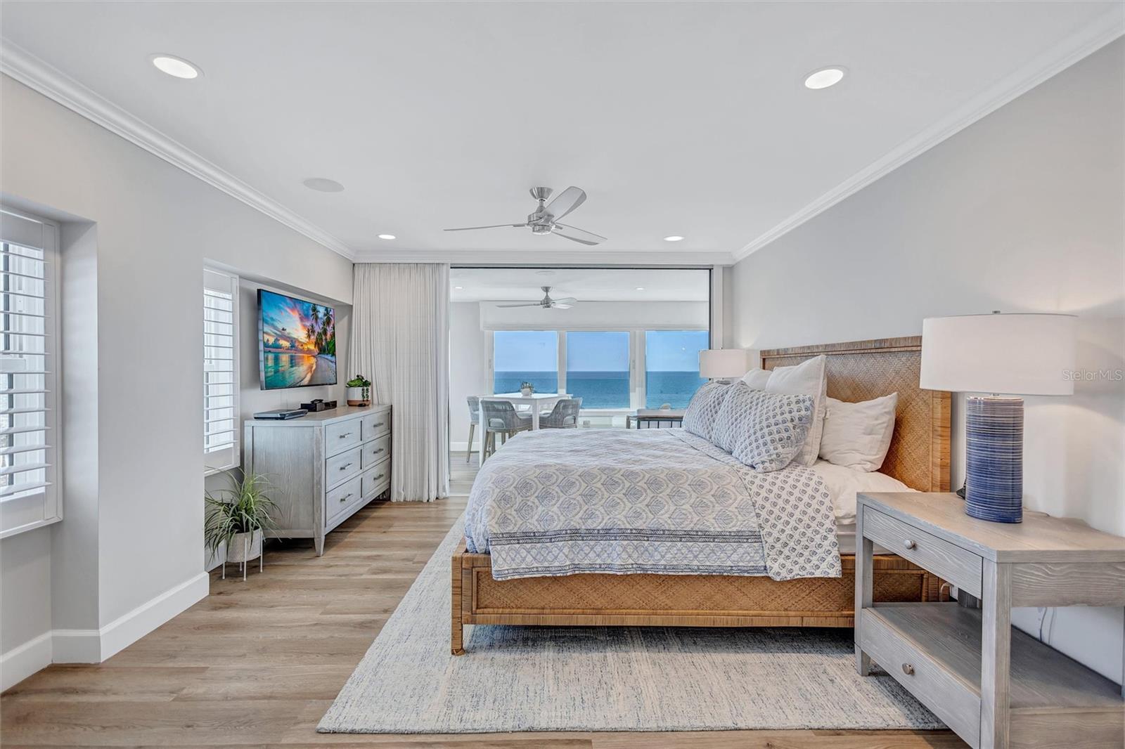 Image 32 of 79 For 6140 Midnight Pass Road 401