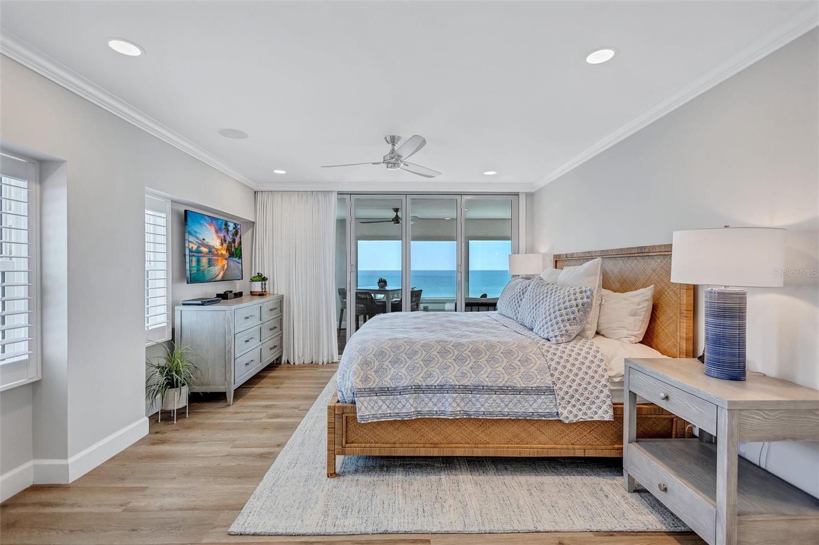 Image 33 of 79 For 6140 Midnight Pass Road 401