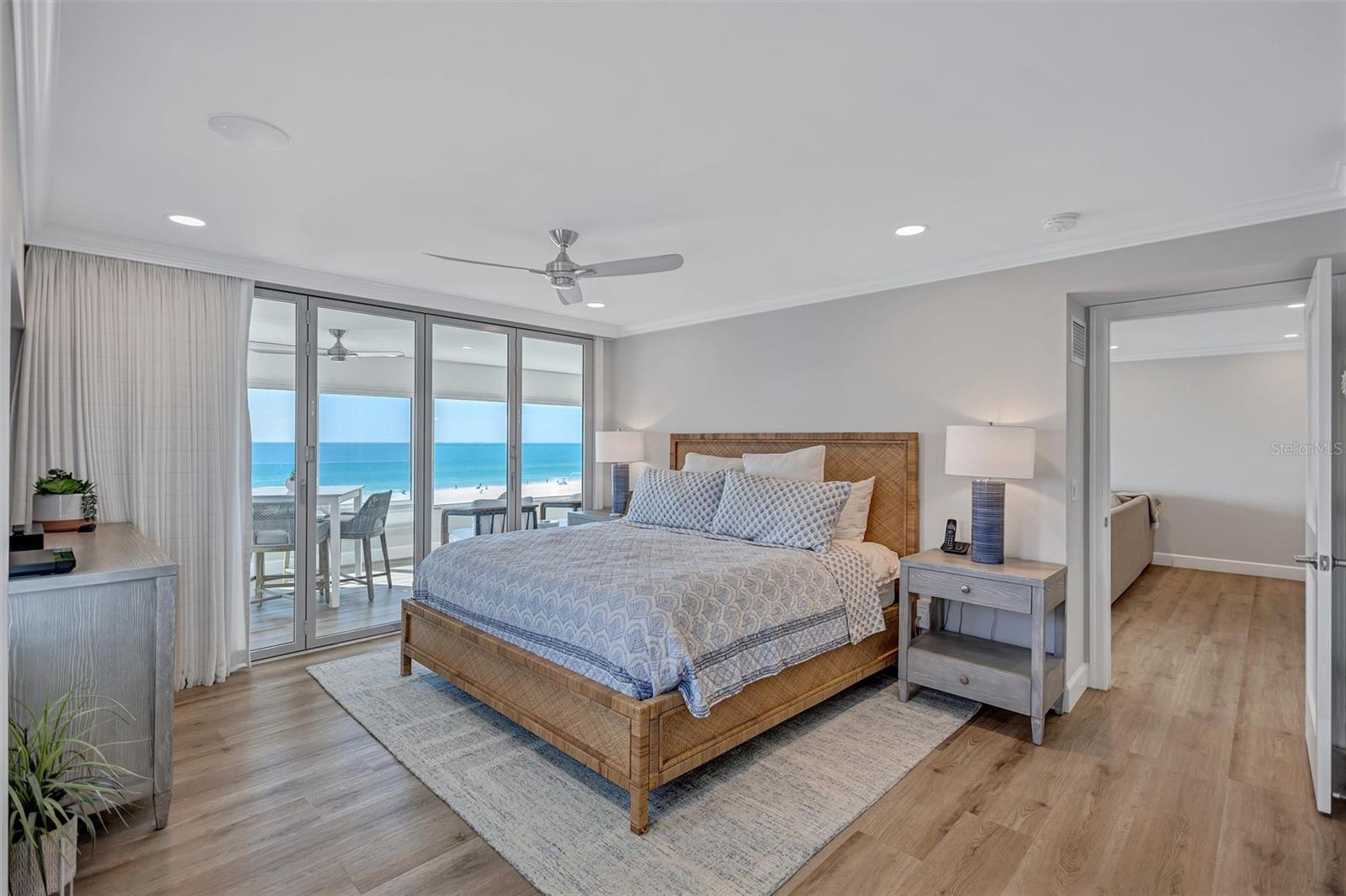 Image 34 of 79 For 6140 Midnight Pass Road 401