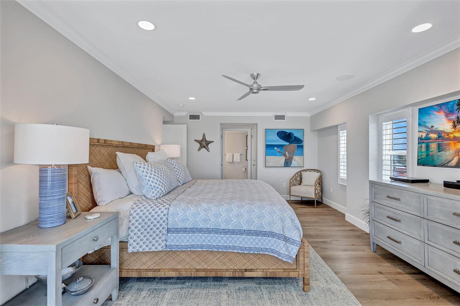 Image 35 of 79 For 6140 Midnight Pass Road 401