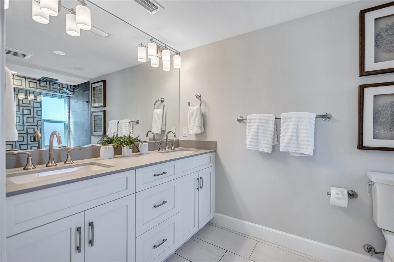 Image 36 of 79 For 6140 Midnight Pass Road 401