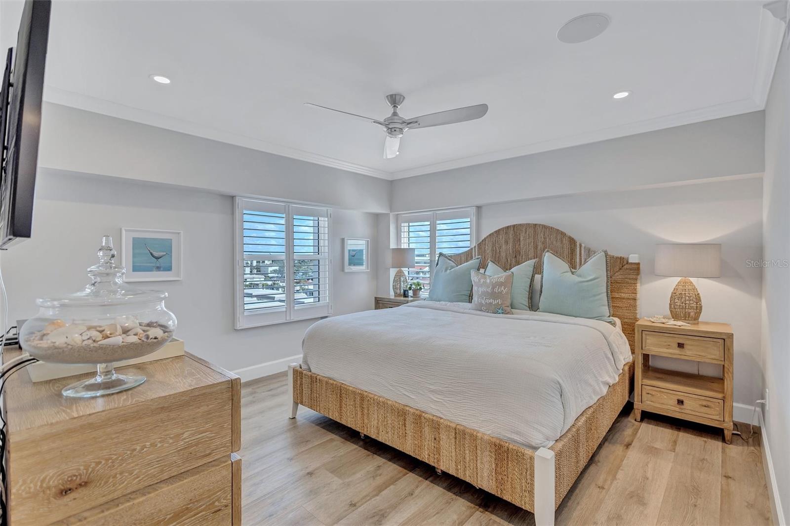 Image 38 of 79 For 6140 Midnight Pass Road 401