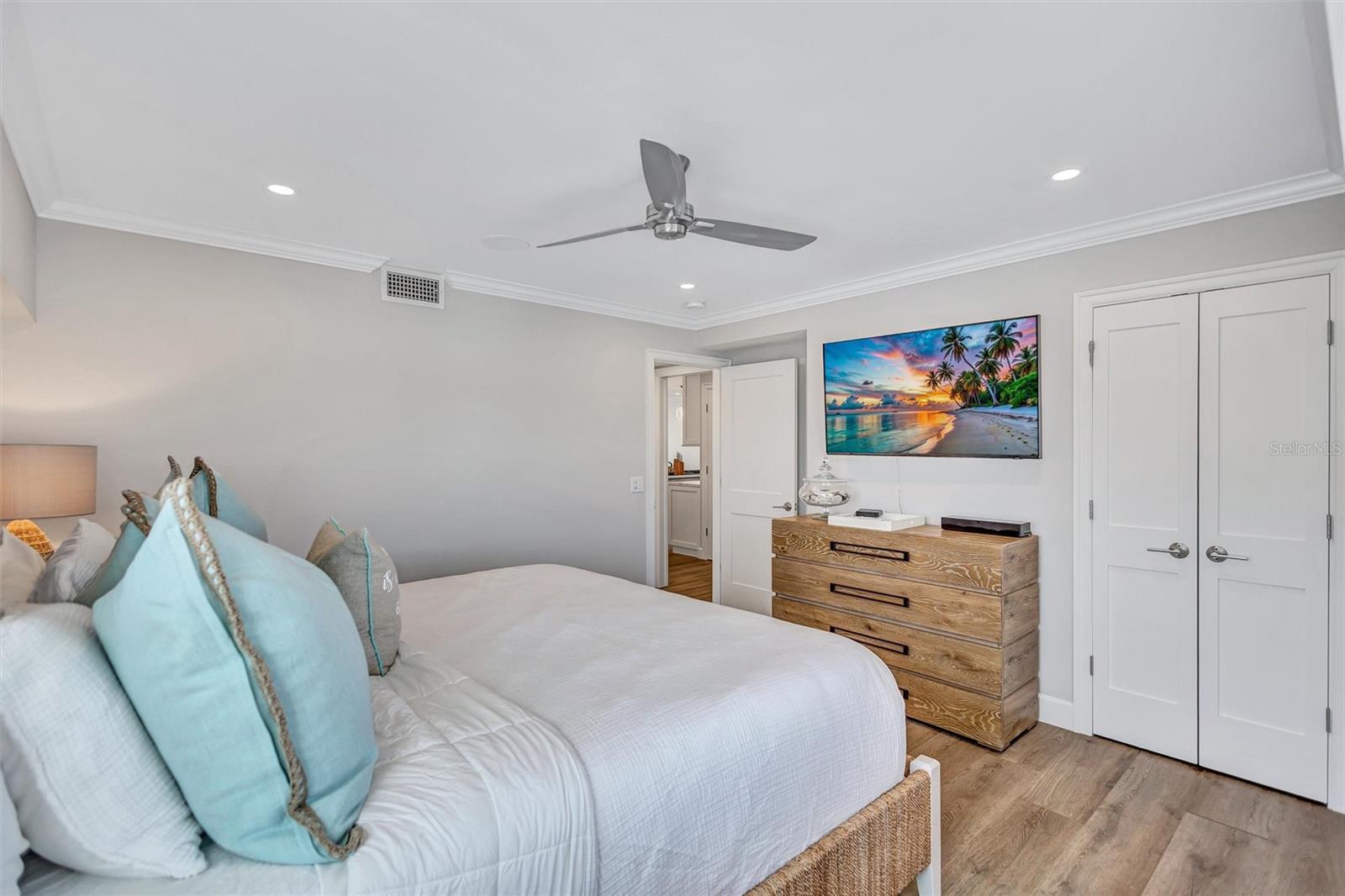 Image 40 of 79 For 6140 Midnight Pass Road 401