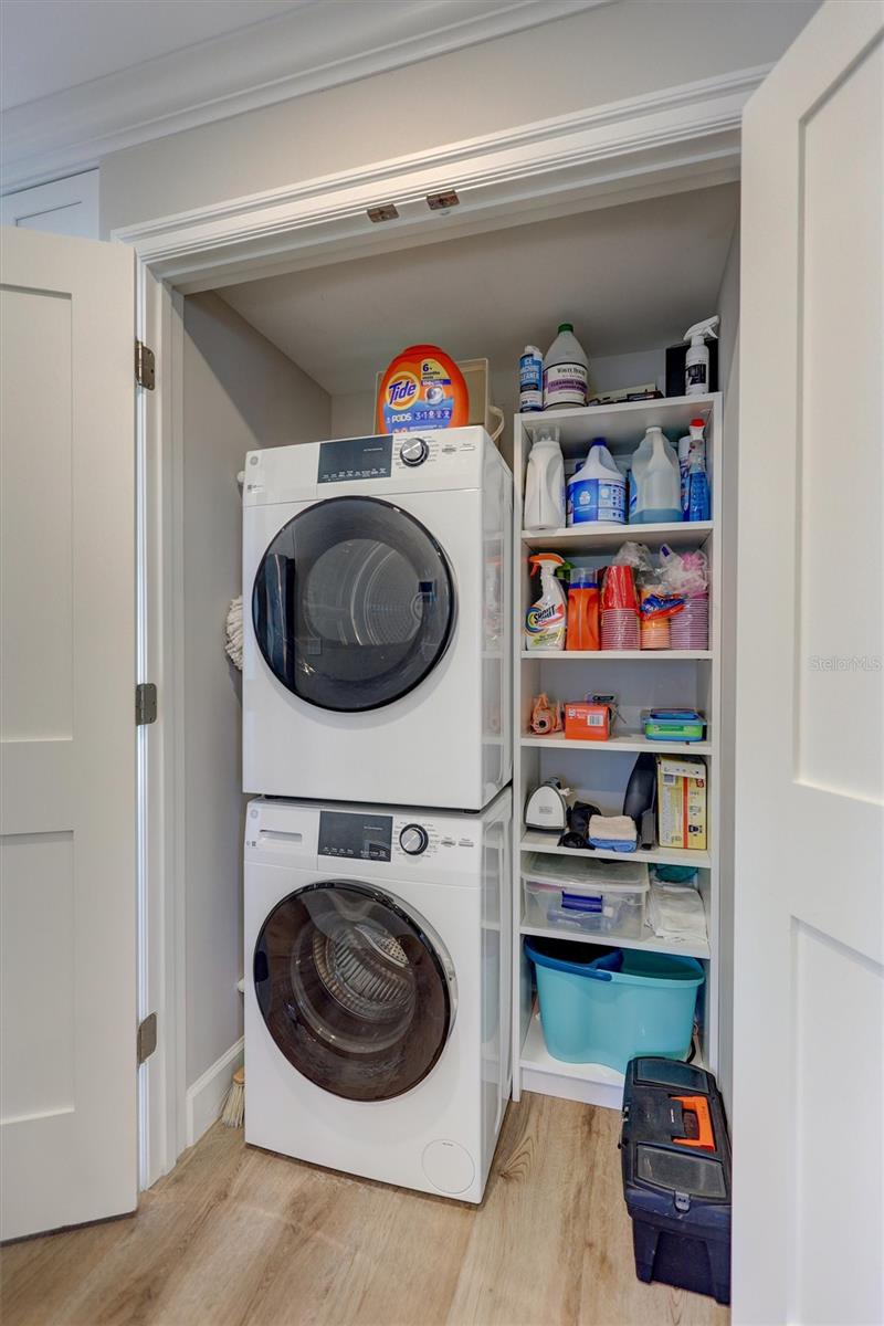 Image 42 of 79 For 6140 Midnight Pass Road 401