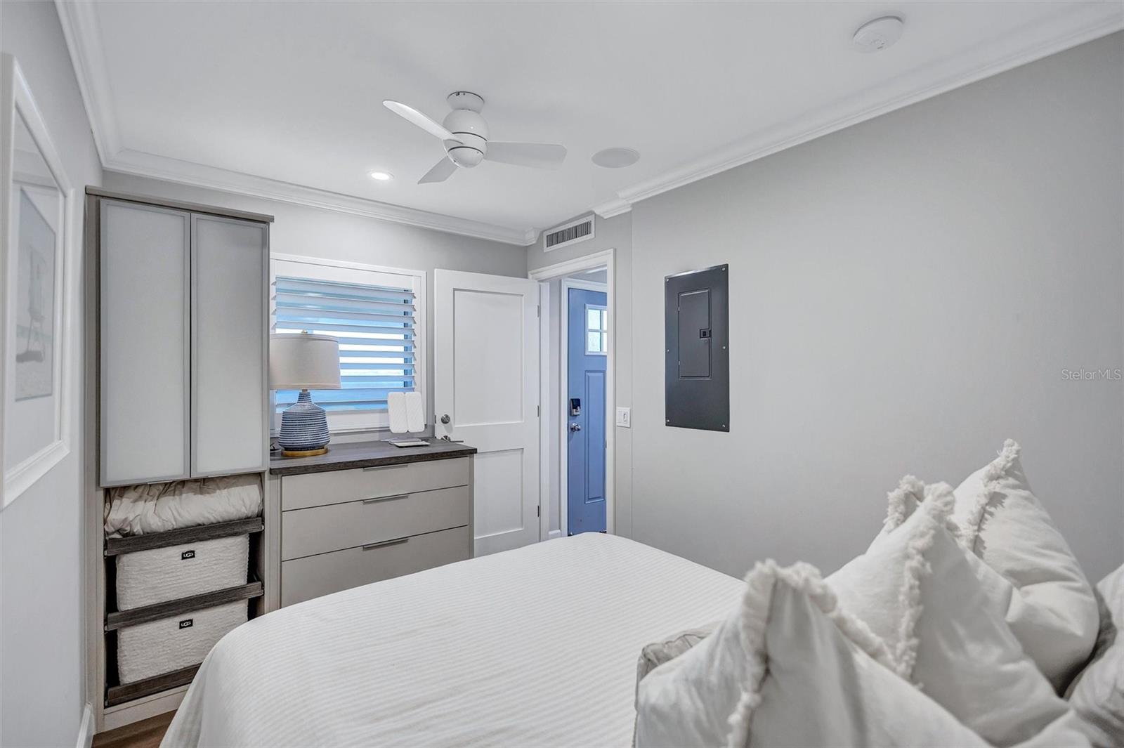 Image 44 of 79 For 6140 Midnight Pass Road 401