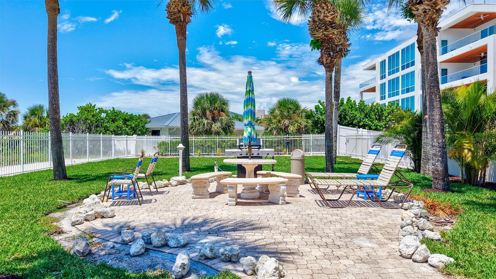 Image 60 of 79 For 6140 Midnight Pass Road 401