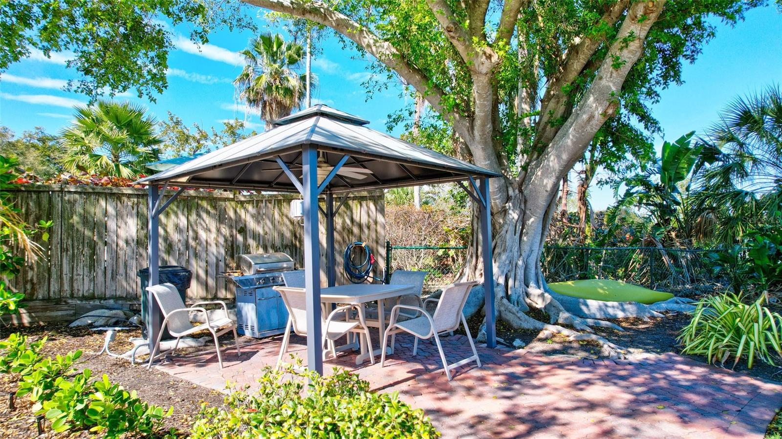 Image 76 of 79 For 6140 Midnight Pass Road 401