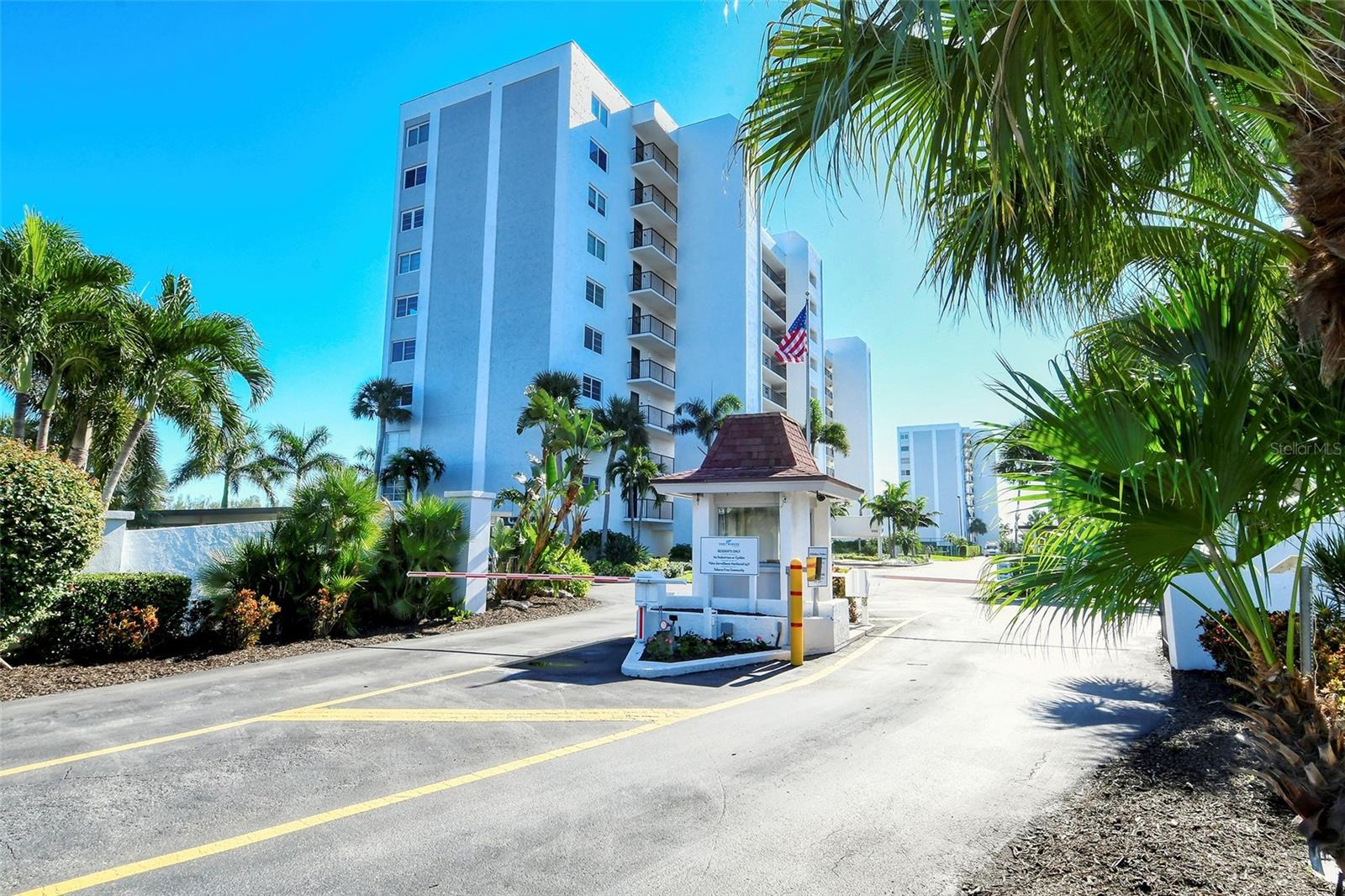 Image 37 of 51 For 9397 Midnight Pass Road 603