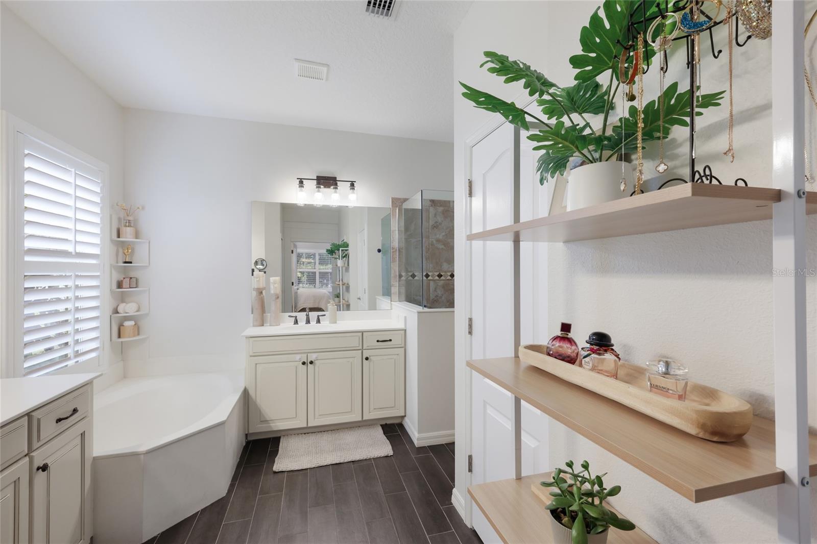 Image 24 of 74 For 12026 Forest Park Circle