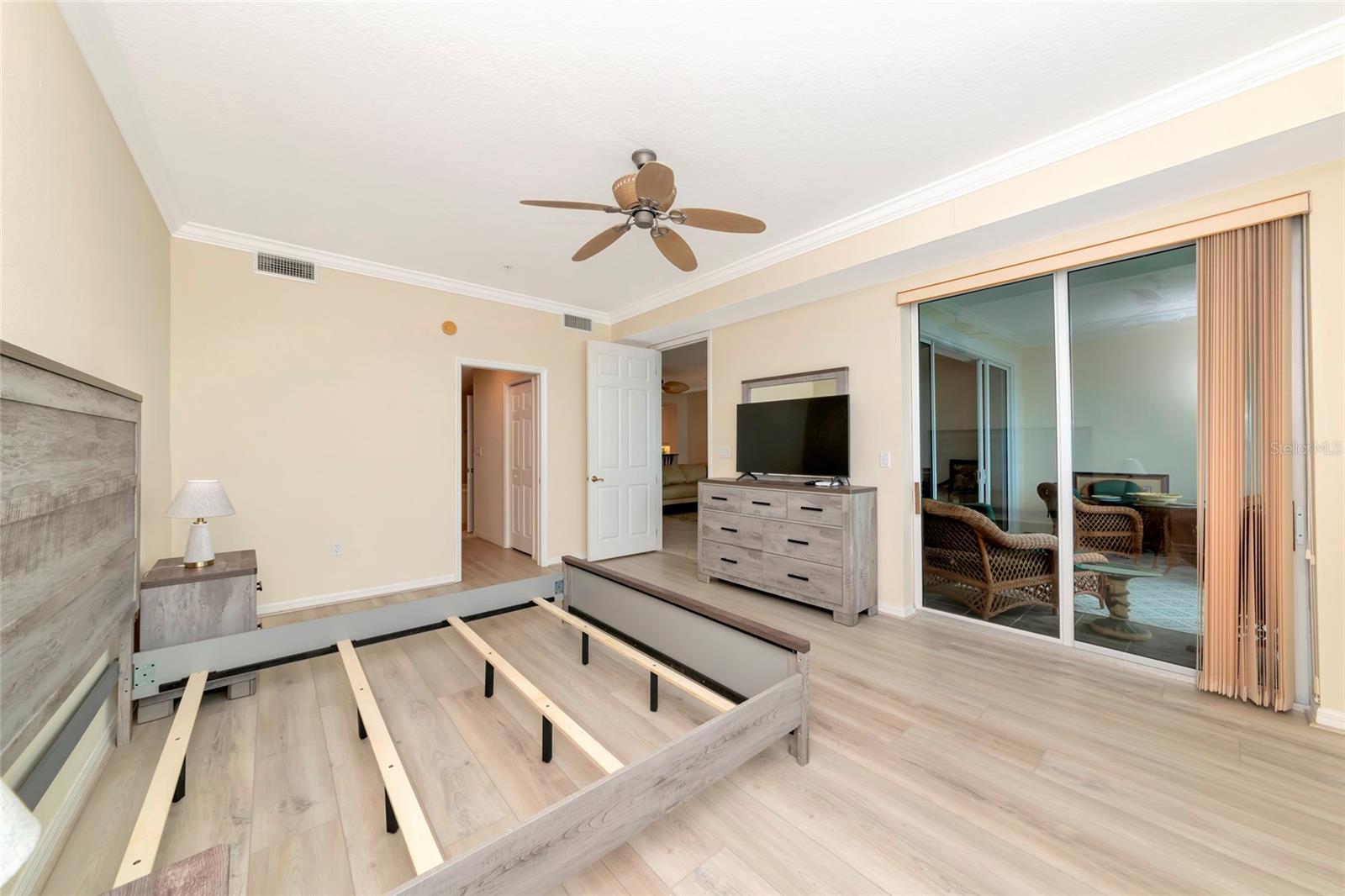 Image 15 of 42 For 242 Hidden Bay Drive 602