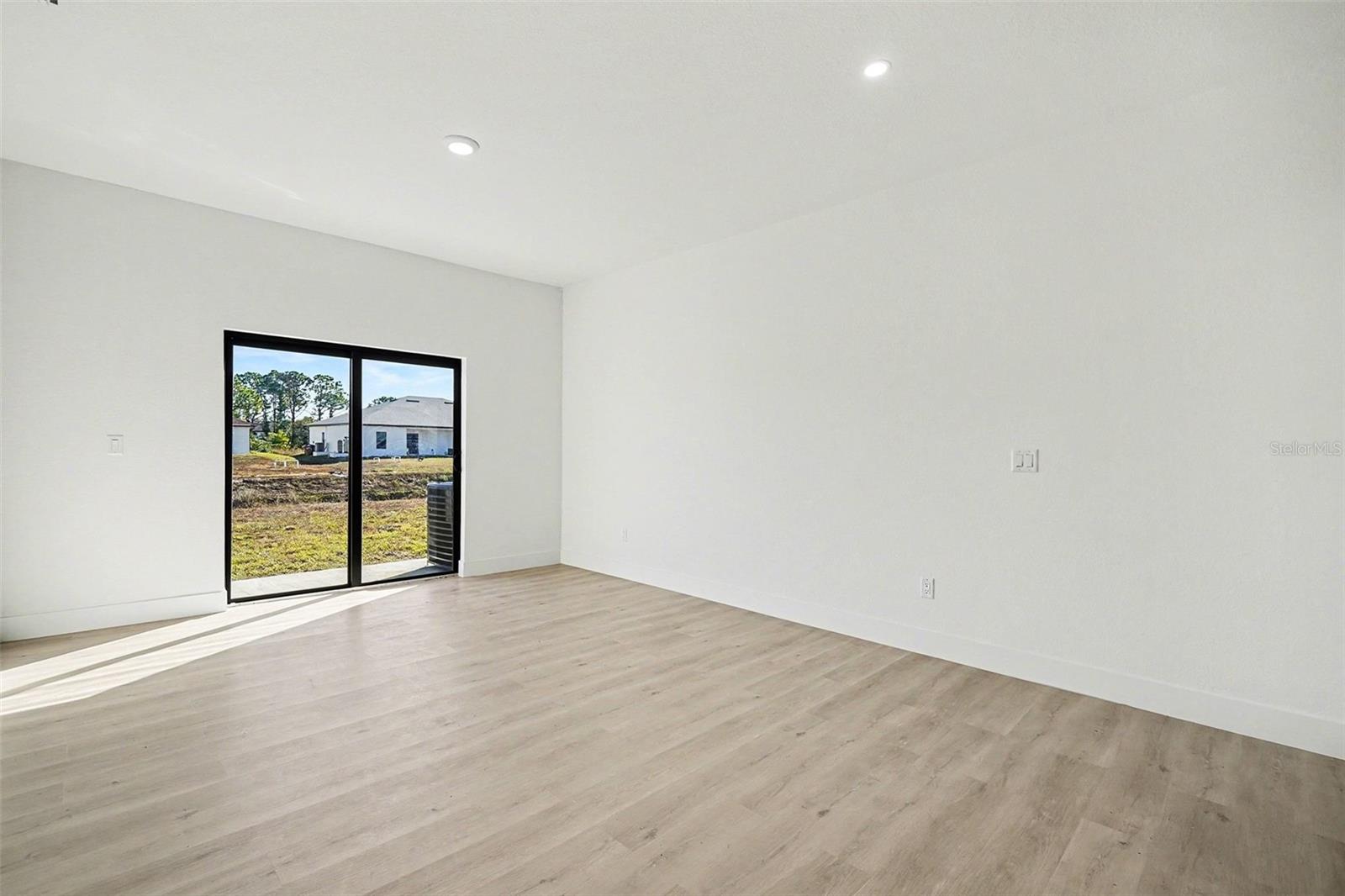 Image 14 of 40 For 225-227 Hightower Avenue S