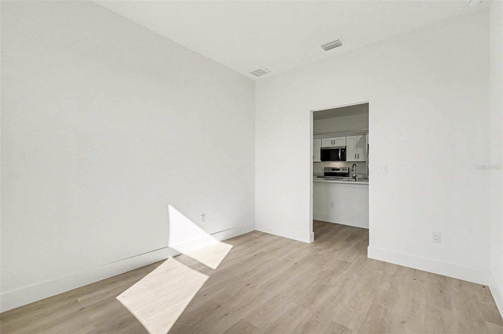 Image 16 of 40 For 225-227 Hightower Avenue S