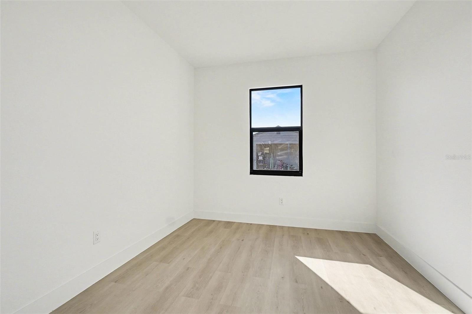 Image 17 of 40 For 225-227 Hightower Avenue S