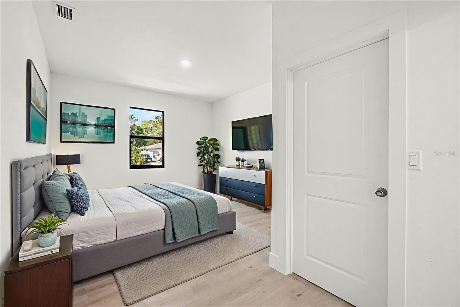 Image 4 of 40 For 225-227 Hightower Avenue S