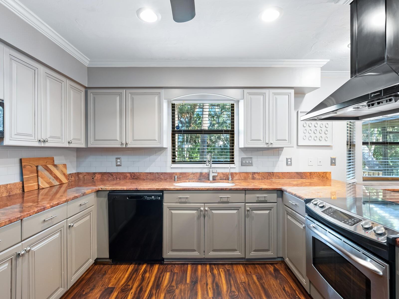 Image 13 of 59 For 1533 Oak Way