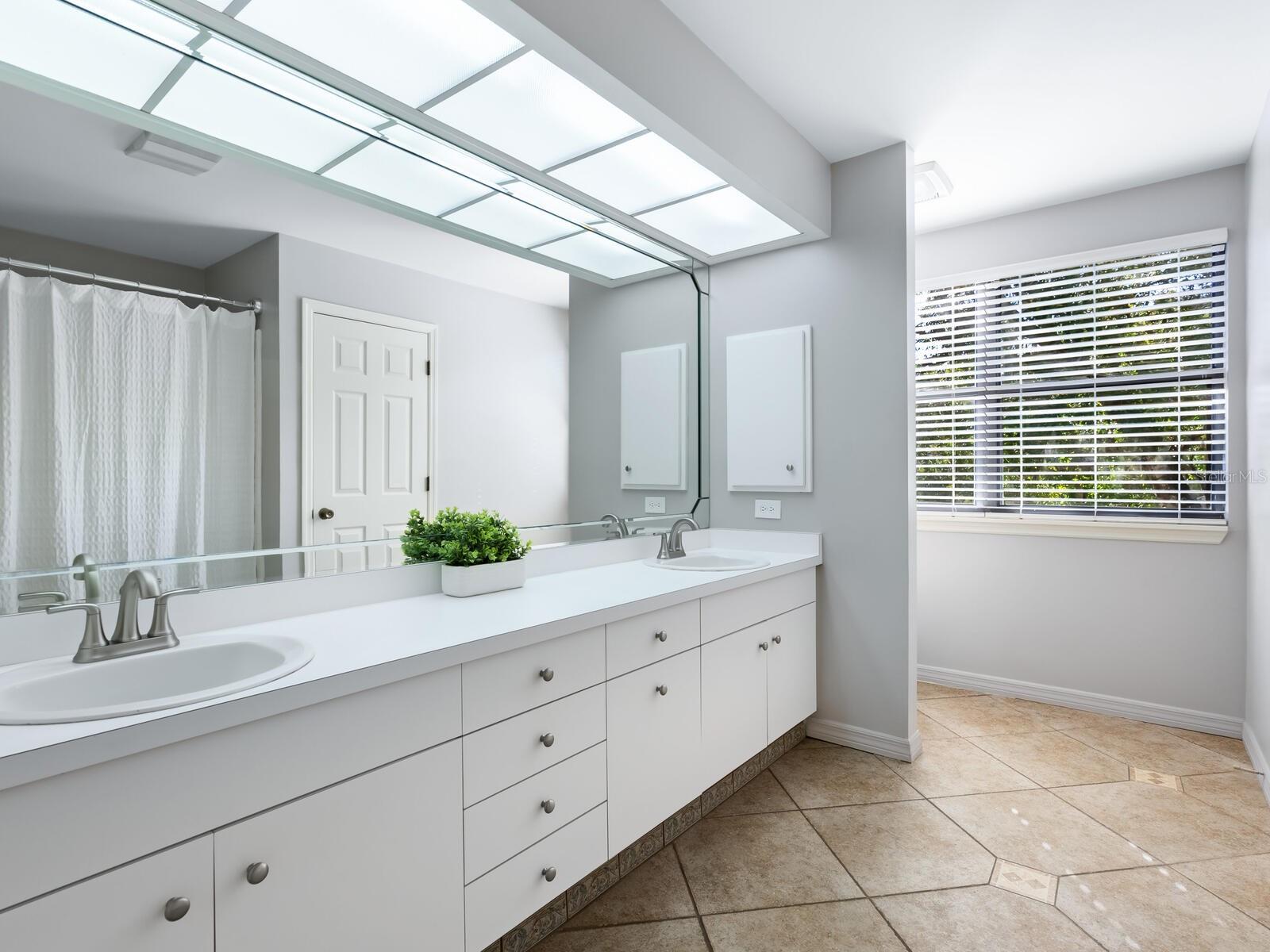 Image 23 of 59 For 1533 Oak Way