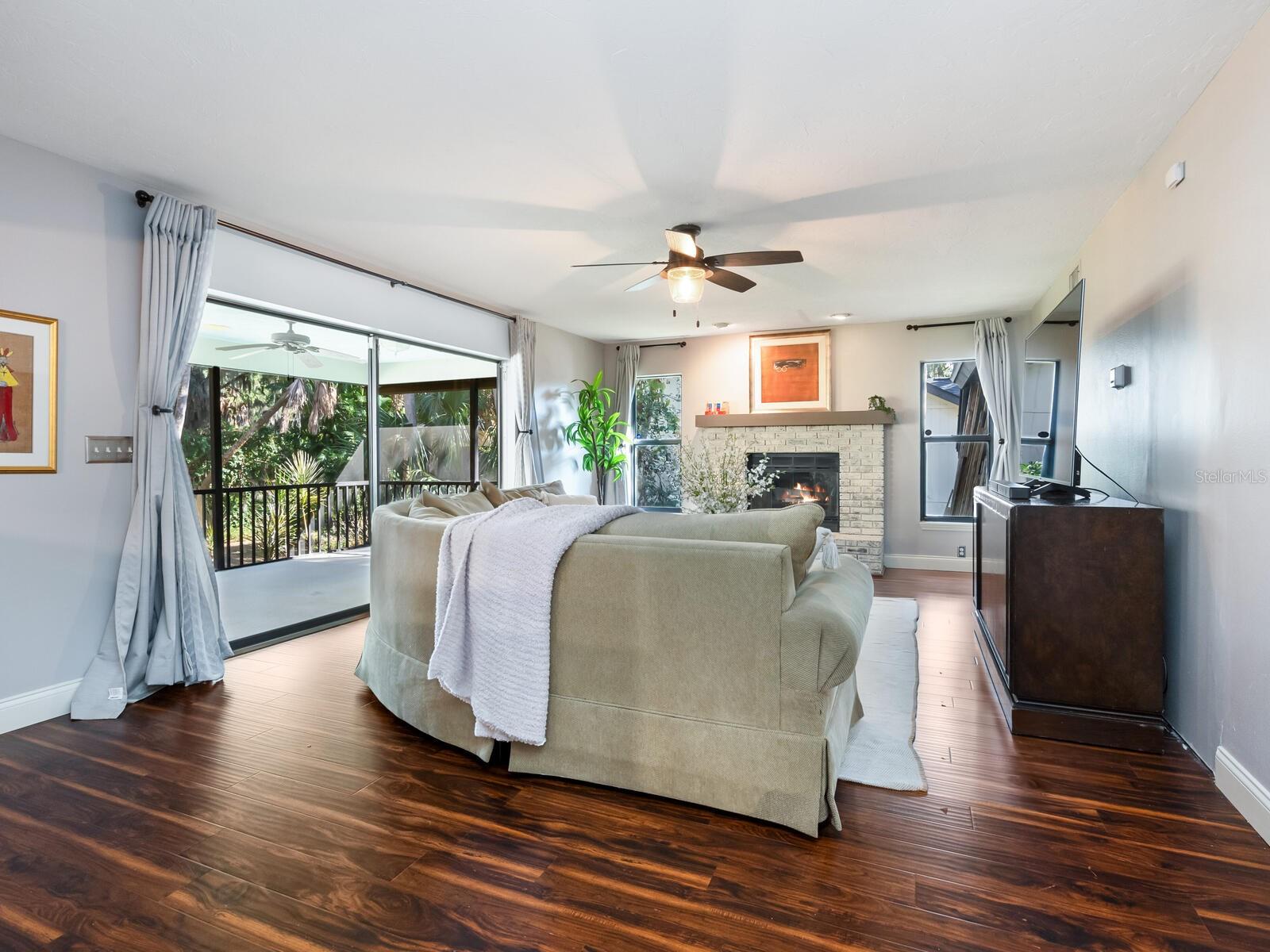 Image 6 of 59 For 1533 Oak Way