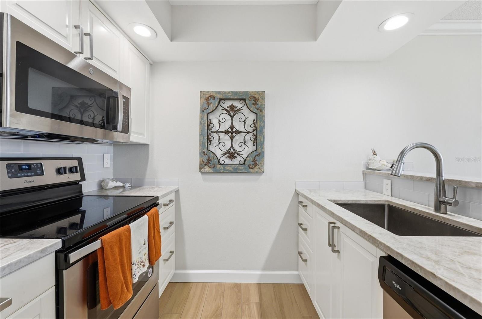 Image 21 of 53 For 8730 Midnight Pass Road 202