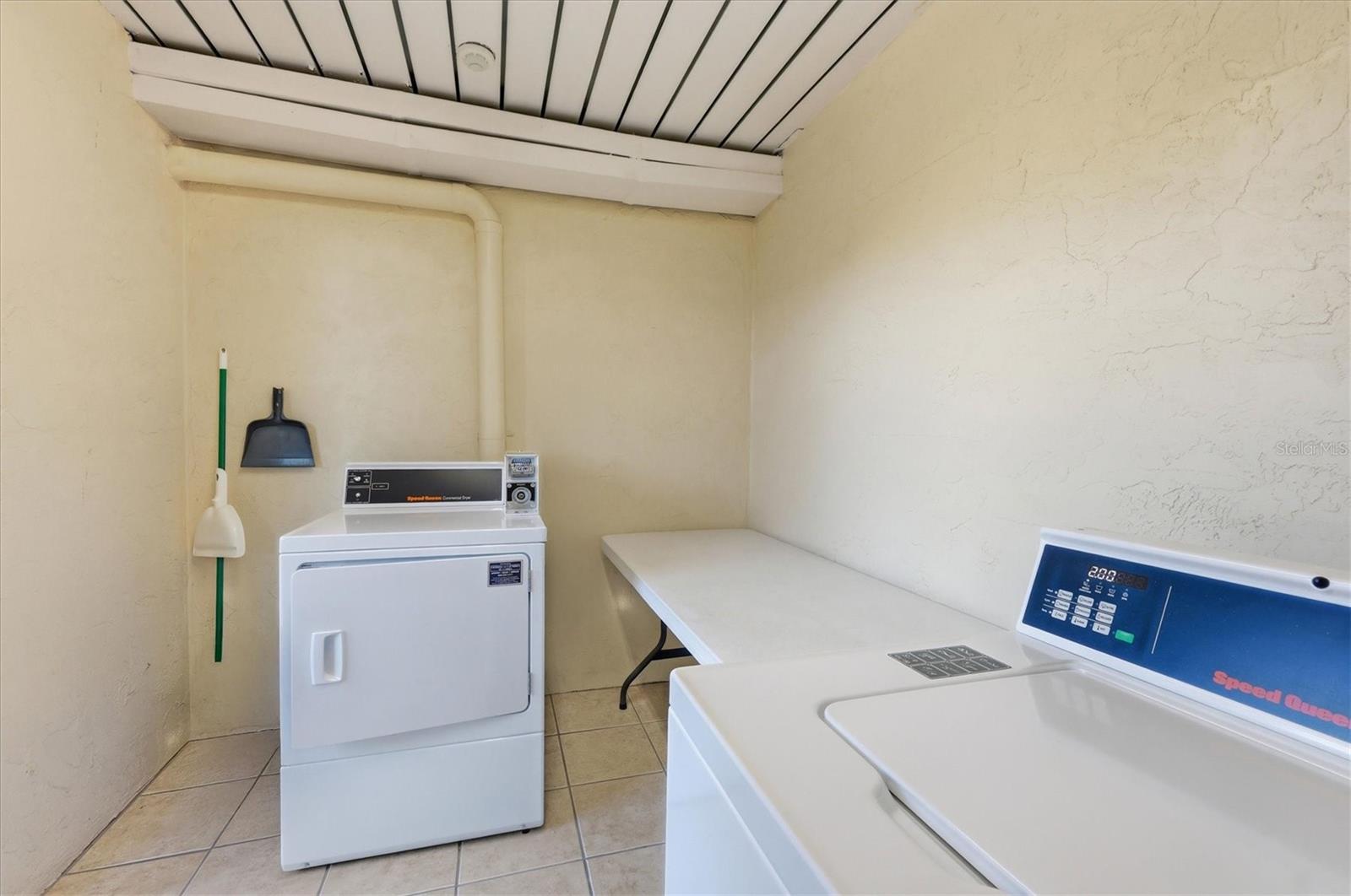 Image 25 of 53 For 8730 Midnight Pass Road 202