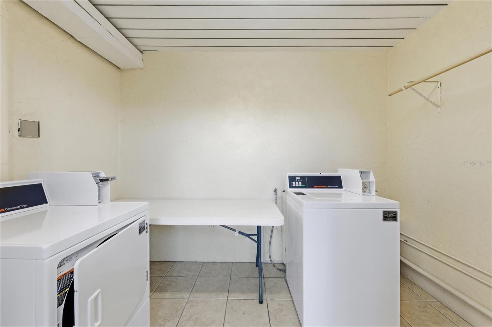 Image 26 of 53 For 8730 Midnight Pass Road 202