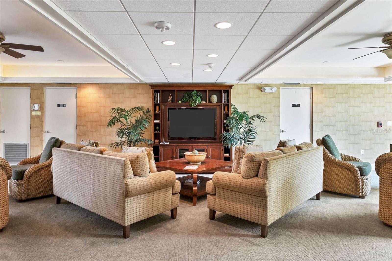 Image 39 of 53 For 8730 Midnight Pass Road 202