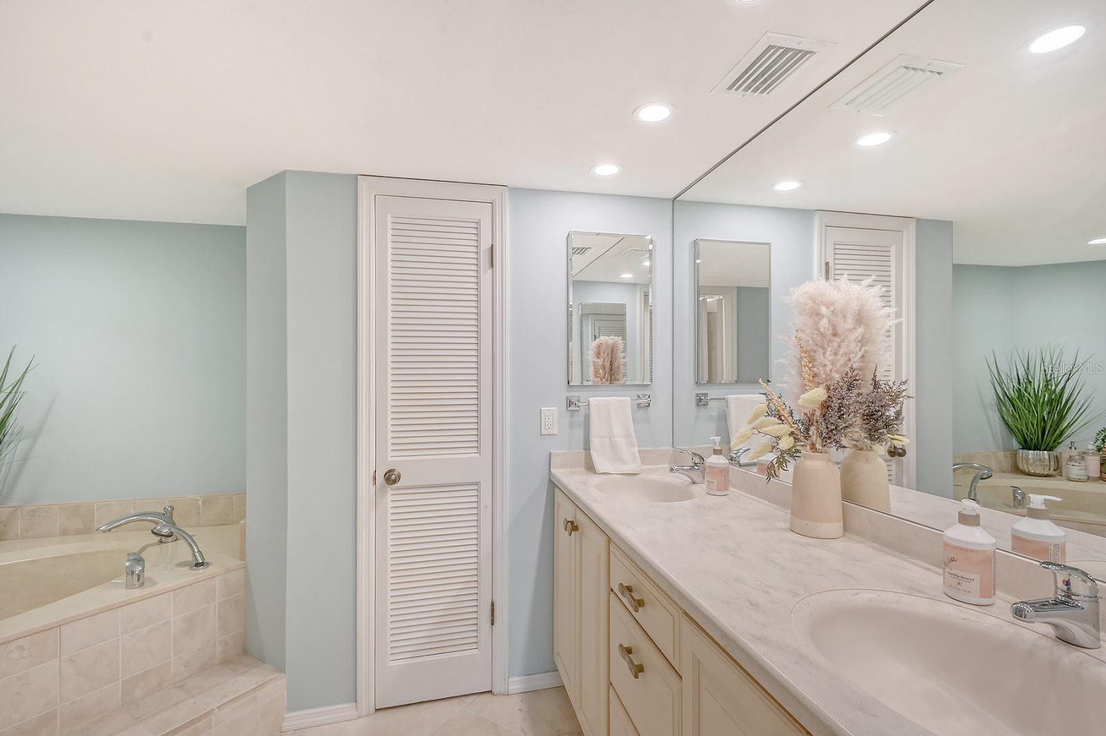 Image 20 of 33 For 550 Flamingo Drive 202