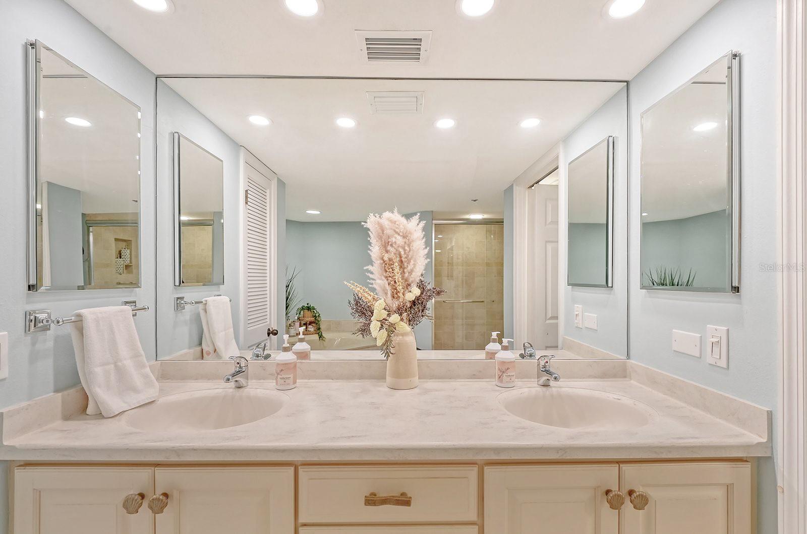 Image 21 of 33 For 550 Flamingo Drive 202