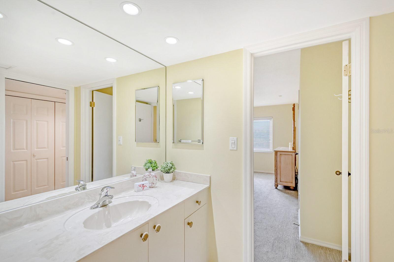 Image 27 of 33 For 550 Flamingo Drive 202