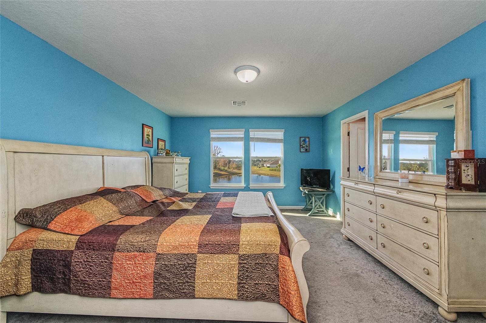 Image 17 of 49 For 8982 Royal River Circle