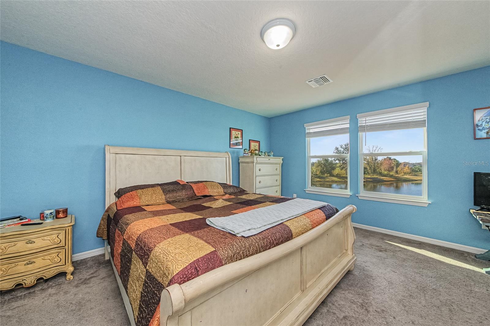 Image 18 of 49 For 8982 Royal River Circle