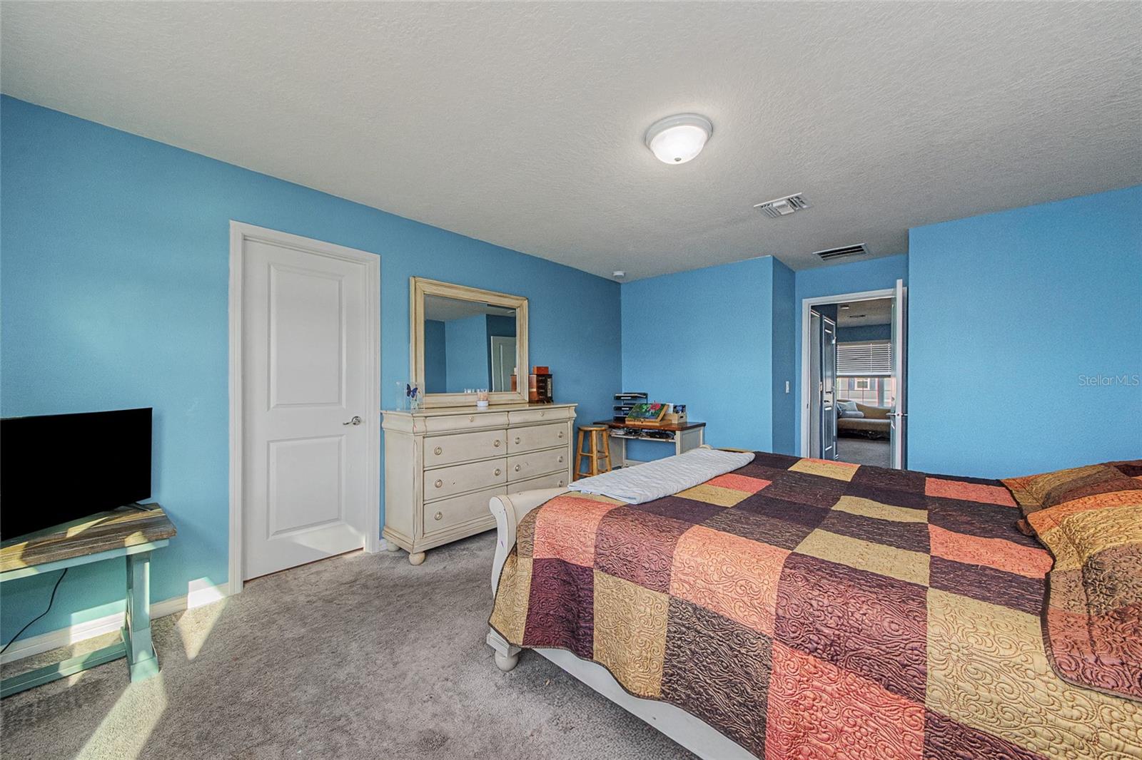 Image 19 of 49 For 8982 Royal River Circle