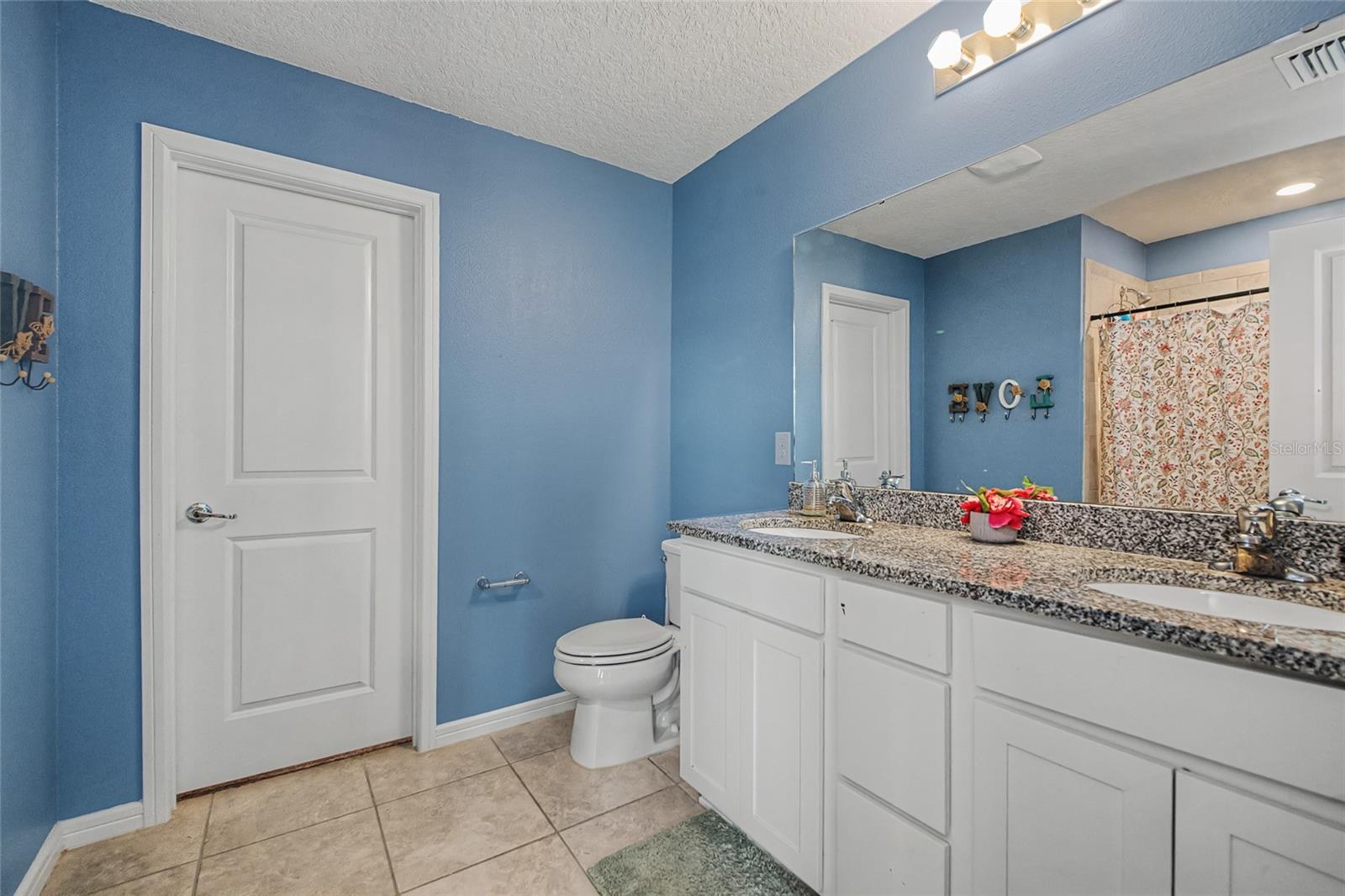 Image 20 of 49 For 8982 Royal River Circle