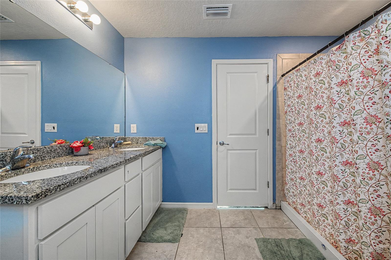 Image 21 of 49 For 8982 Royal River Circle