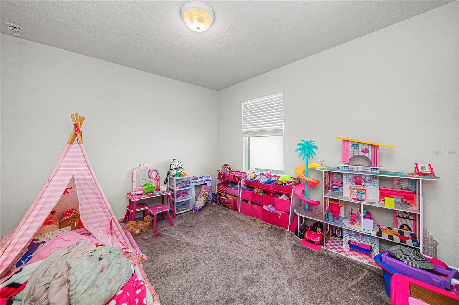 Image 25 of 49 For 8982 Royal River Circle