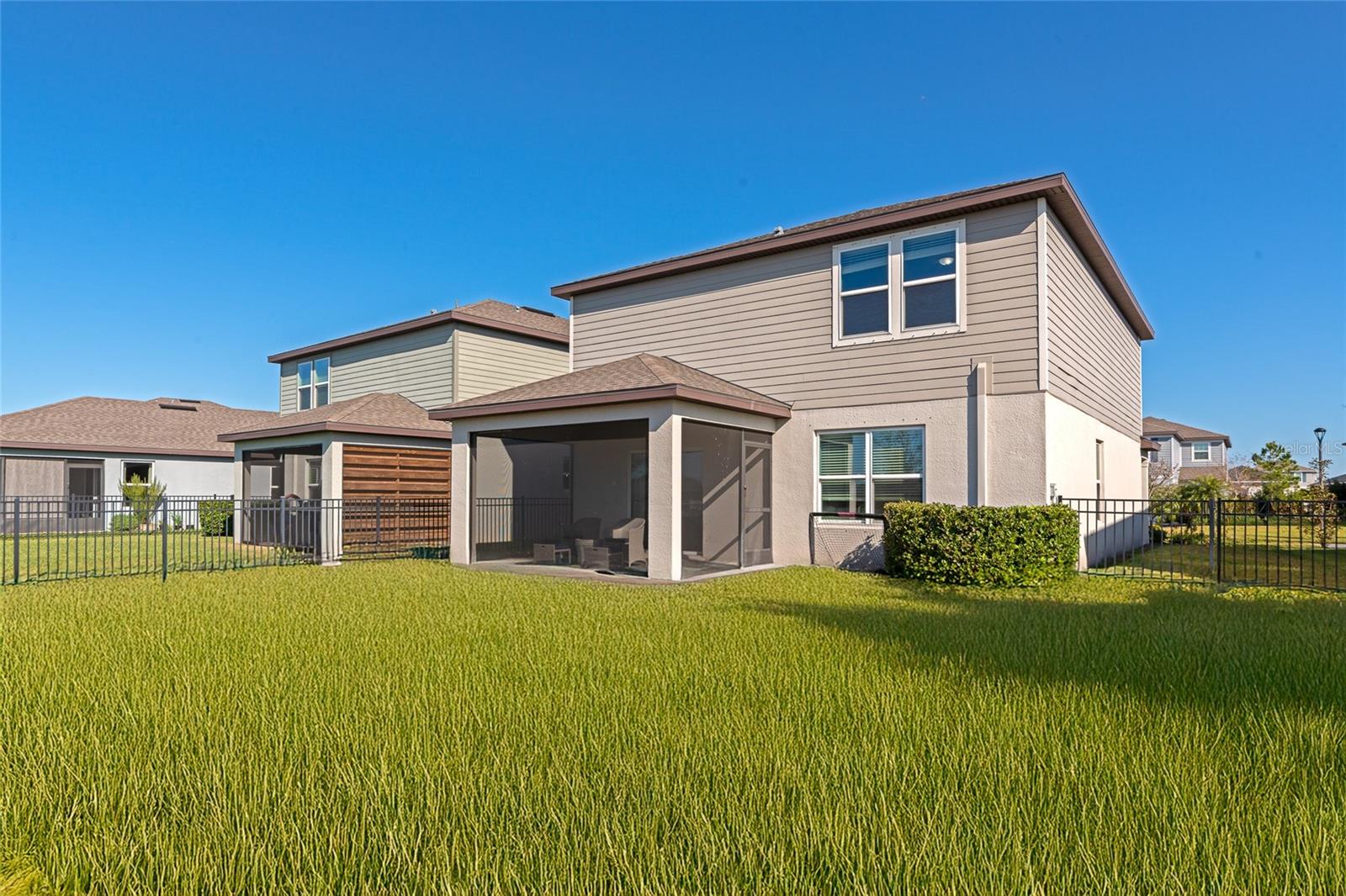 Image 37 of 49 For 8982 Royal River Circle