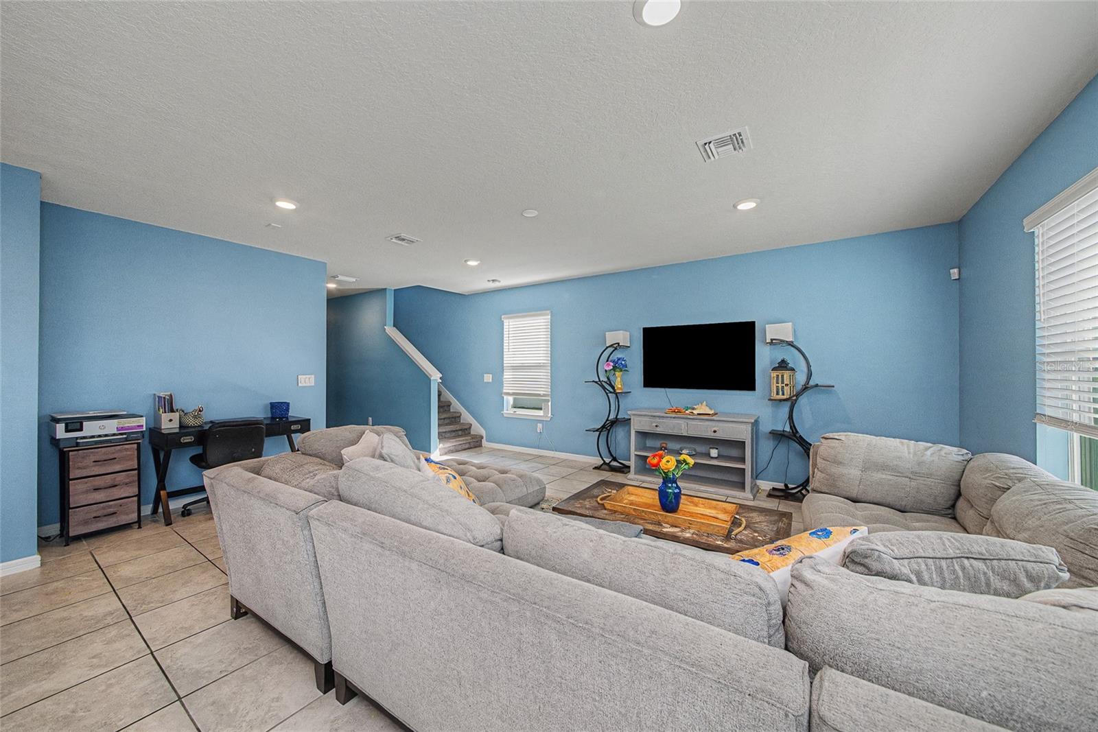 Image 4 of 49 For 8982 Royal River Circle